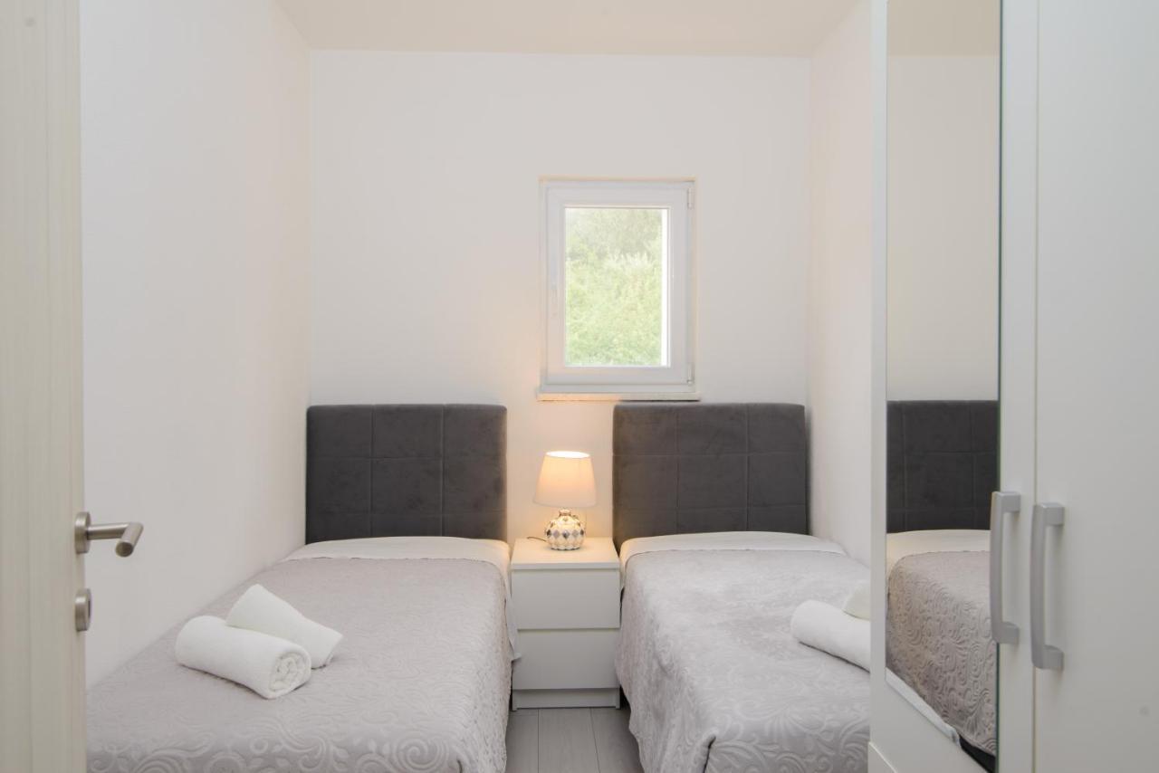 Apartments Pelja トロギール エクステリア 写真